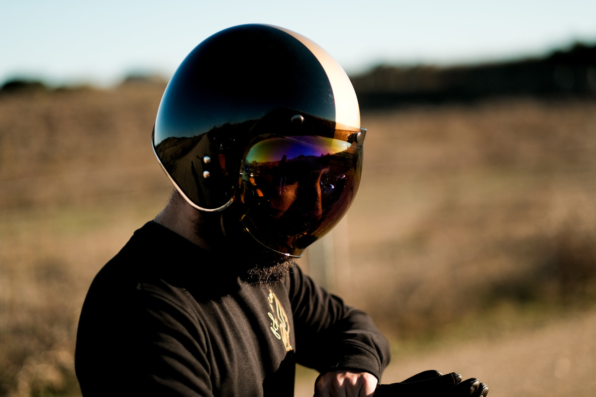 Motard portant un casque moto jet