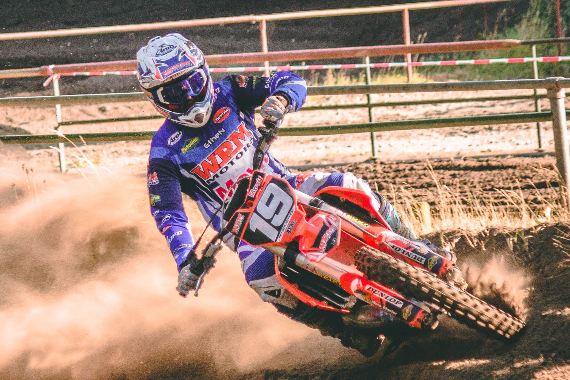 Pilote de cross sur une Honda 450 en action dans la terre