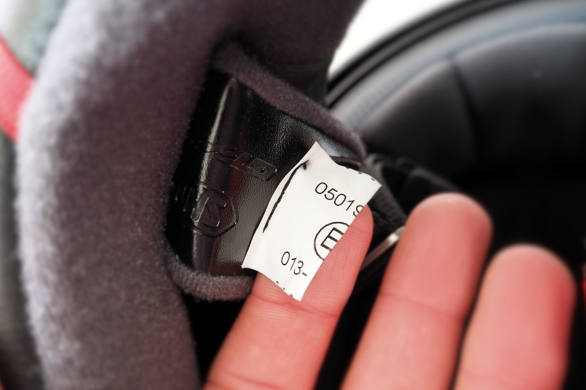 Vérification de l'étiquette d'homologation d'un casque moto