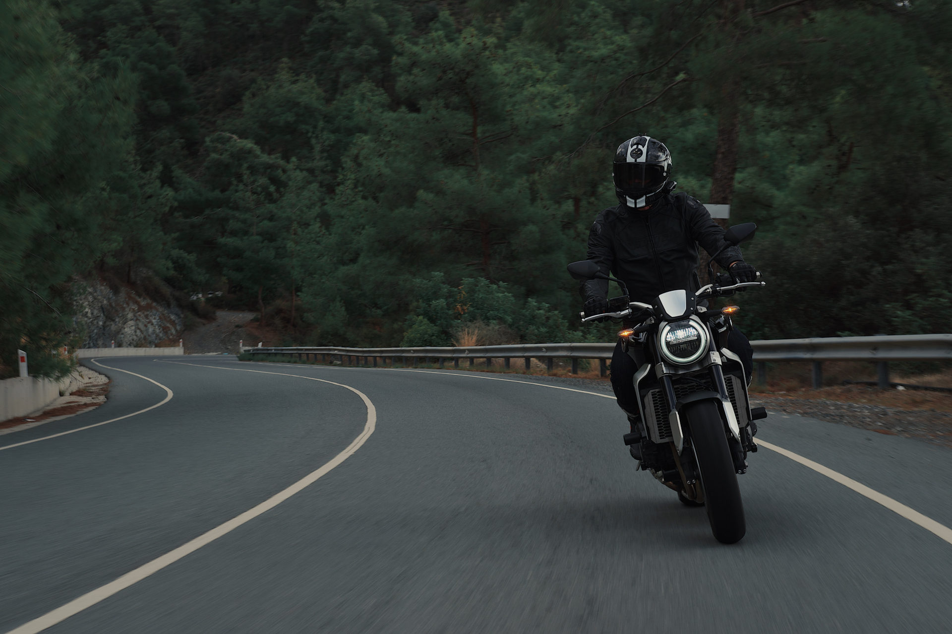 Un motard roulant confortablement avec son casque moto