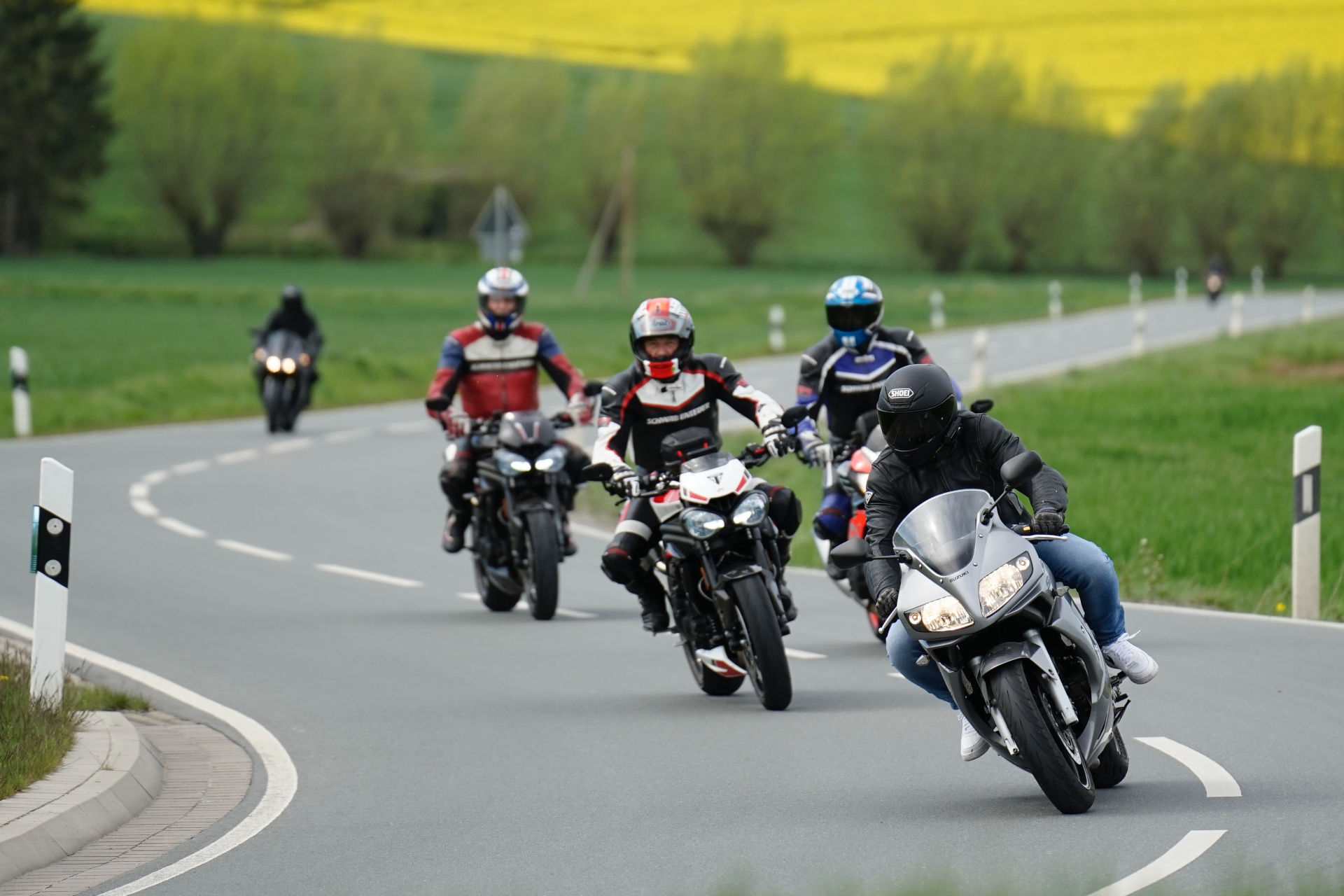Motards en balade équipés de divers casques moto