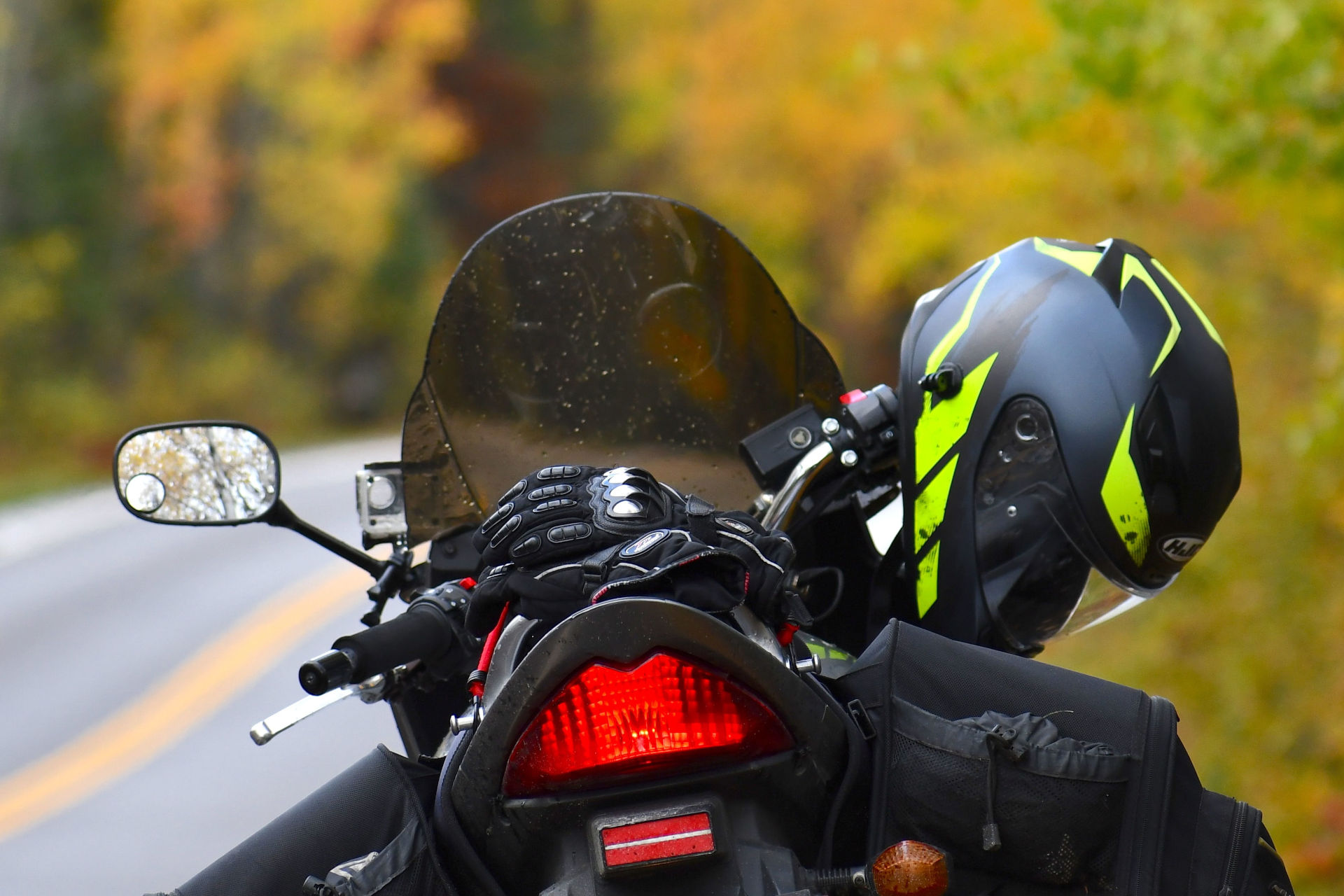 Casque en équilibre sur le rétroviseur d'une moto