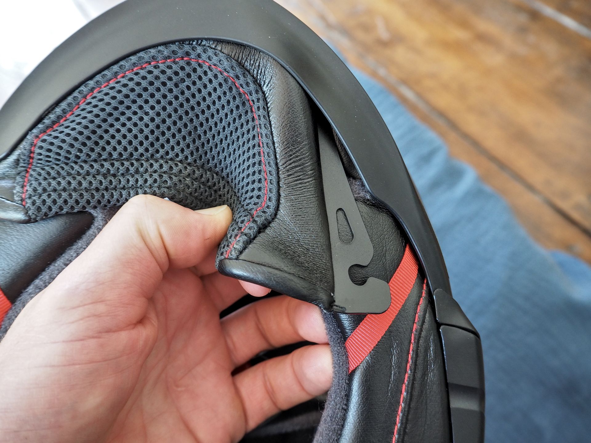 Bavette d'un casque avec clip de fixation