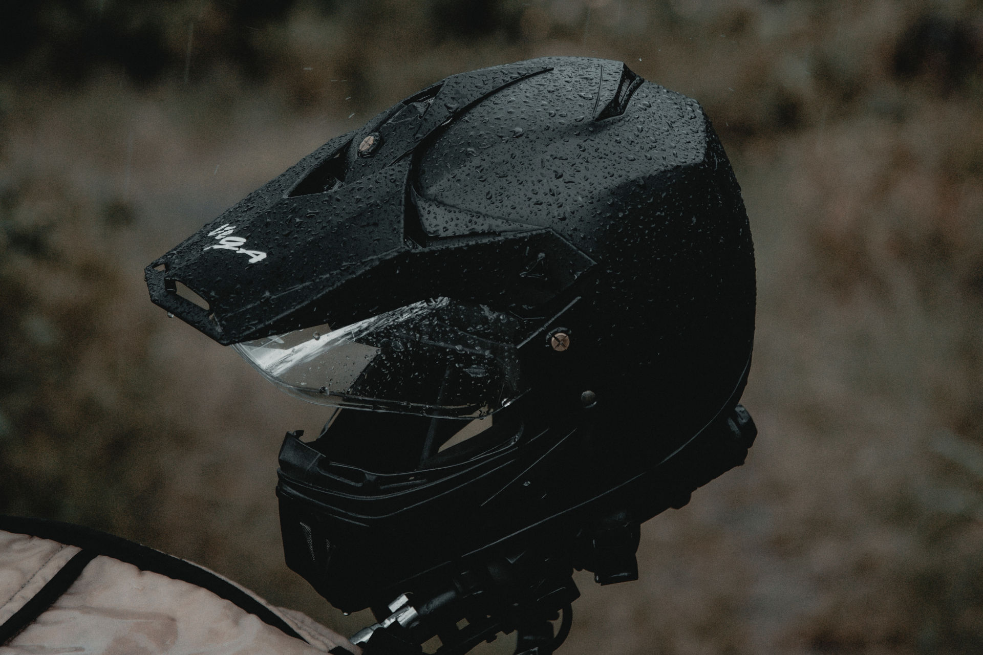 Casque moto sous la pluie