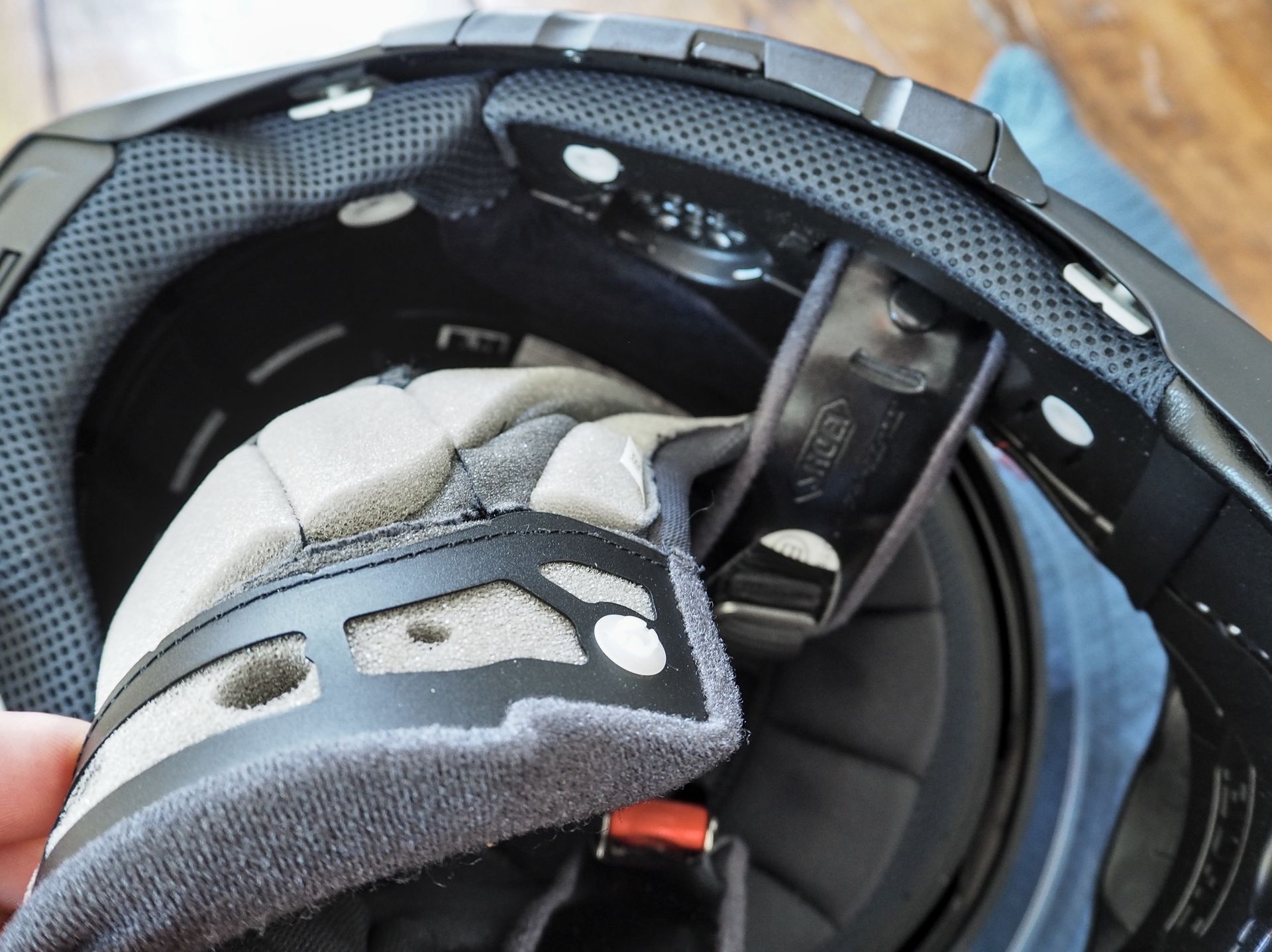 Coiffe à l'intérieur d'un casque moto