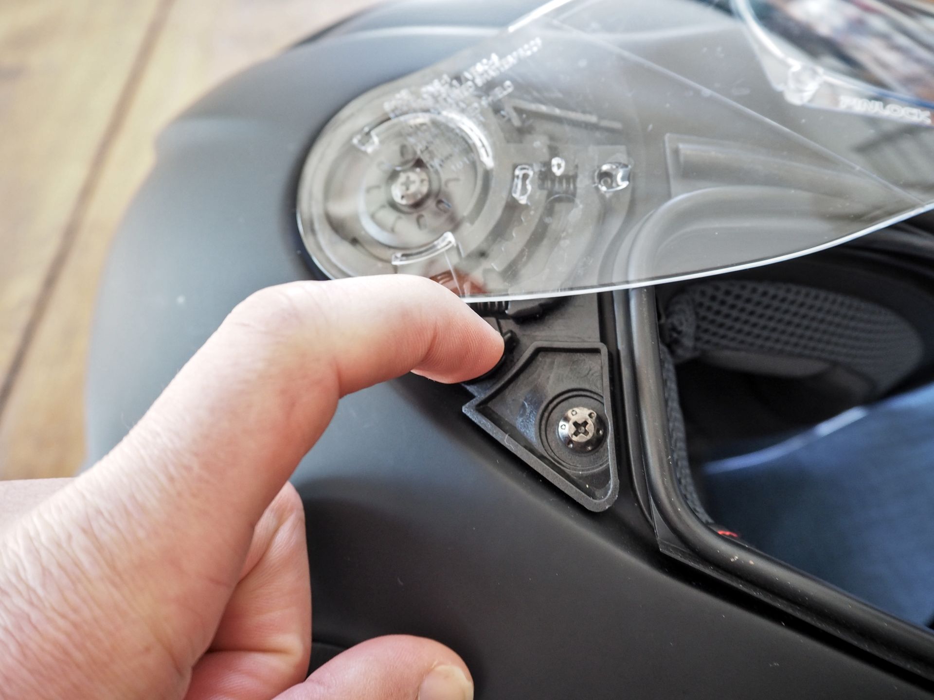 Levier d'extraction de l’articulation d'un écran de casque moto