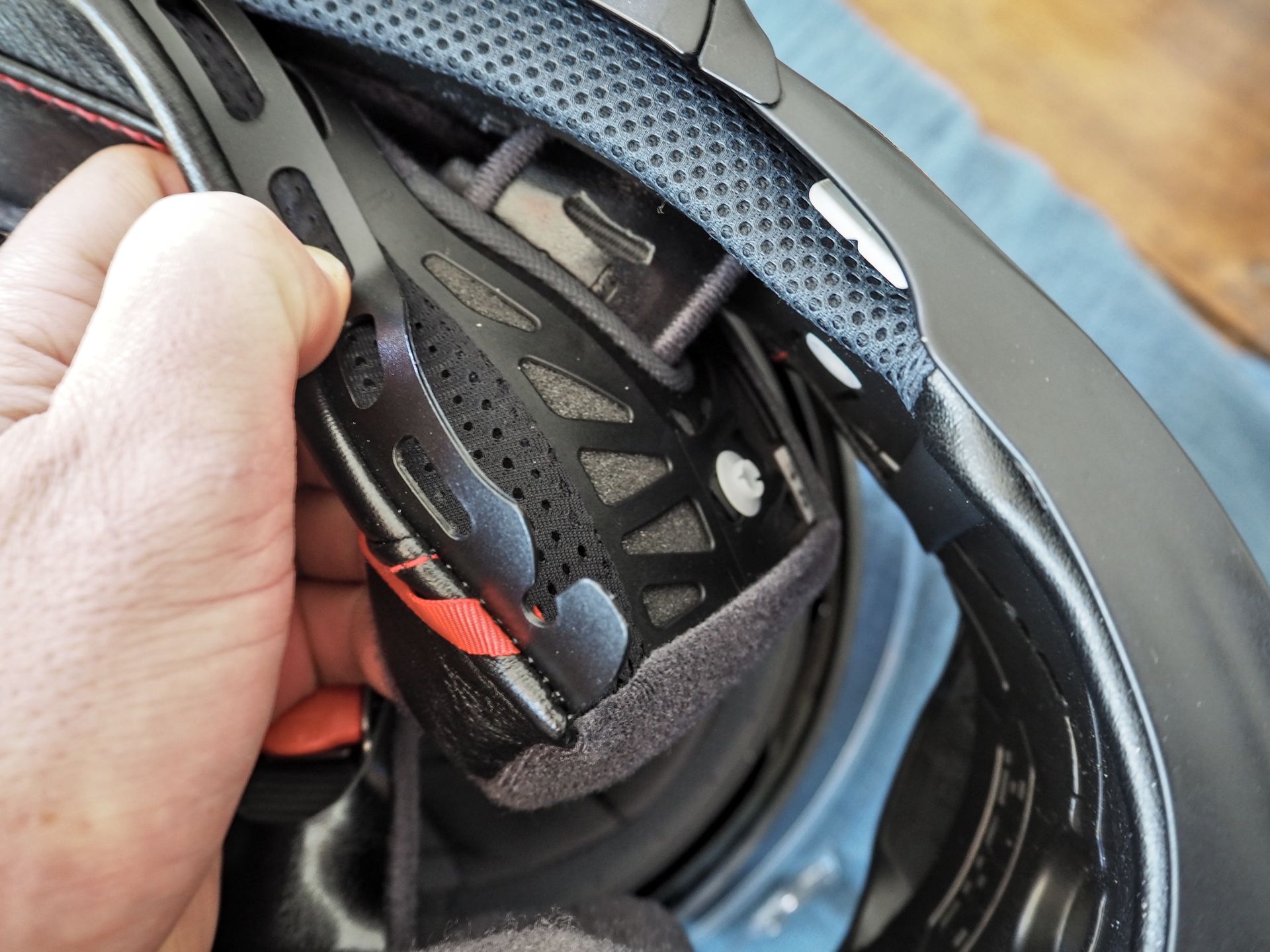 Mousses de joue d'un casque Shoei en cour de démontage