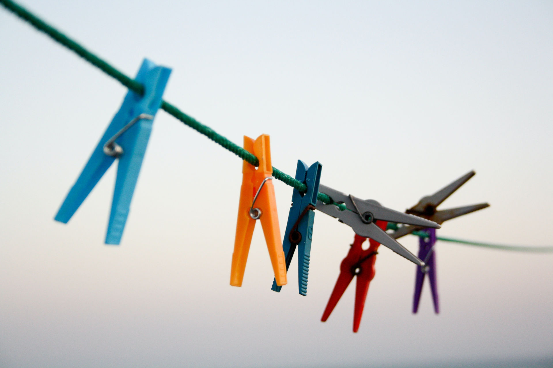 Des pinces sur un fil à linge