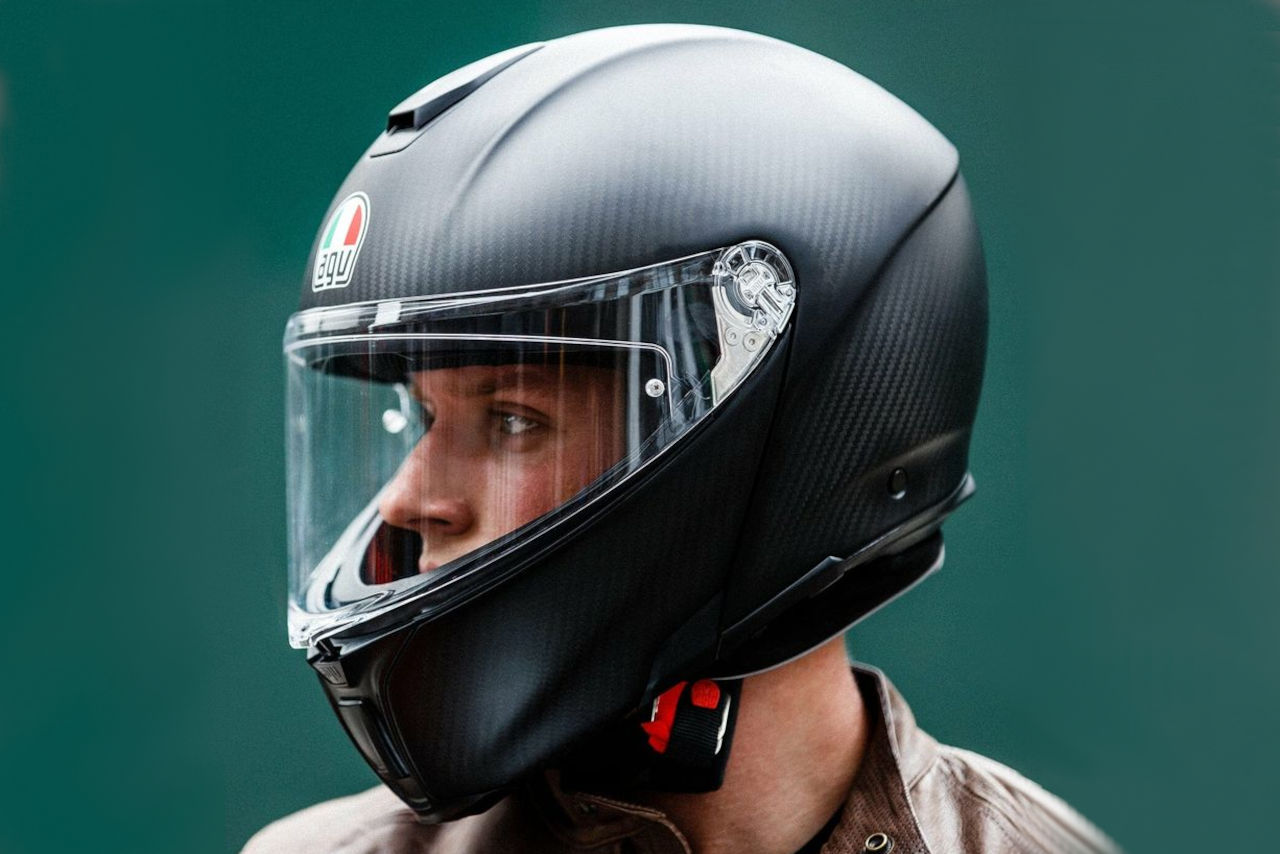 Casque moto intégral en carbone AGV