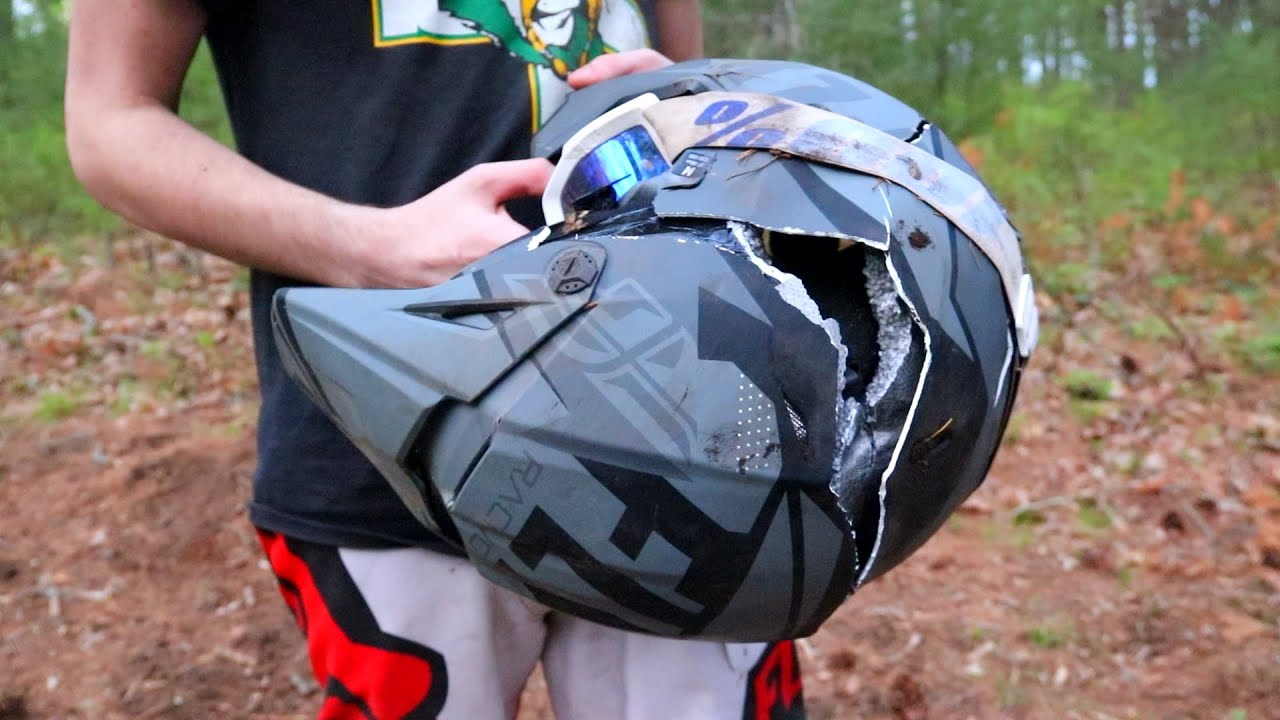 casque moto cassé