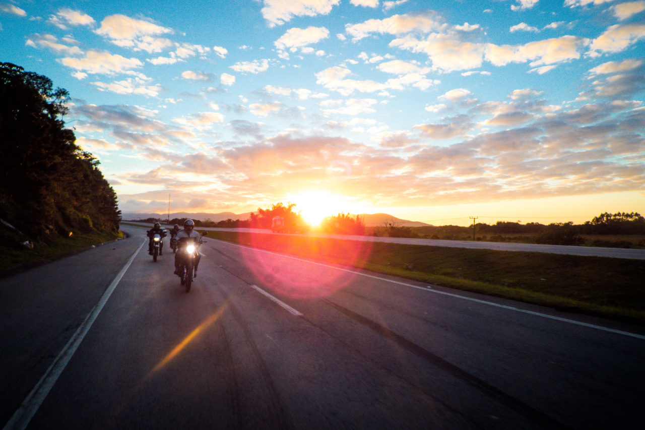 Jeune motards en balade au couchant