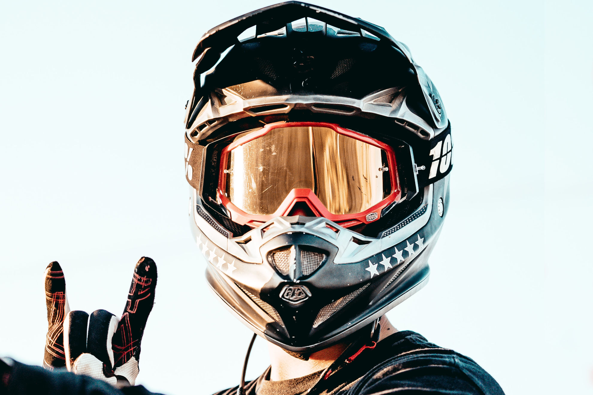 Pilote cross portant un casque MX équipé d'un masque