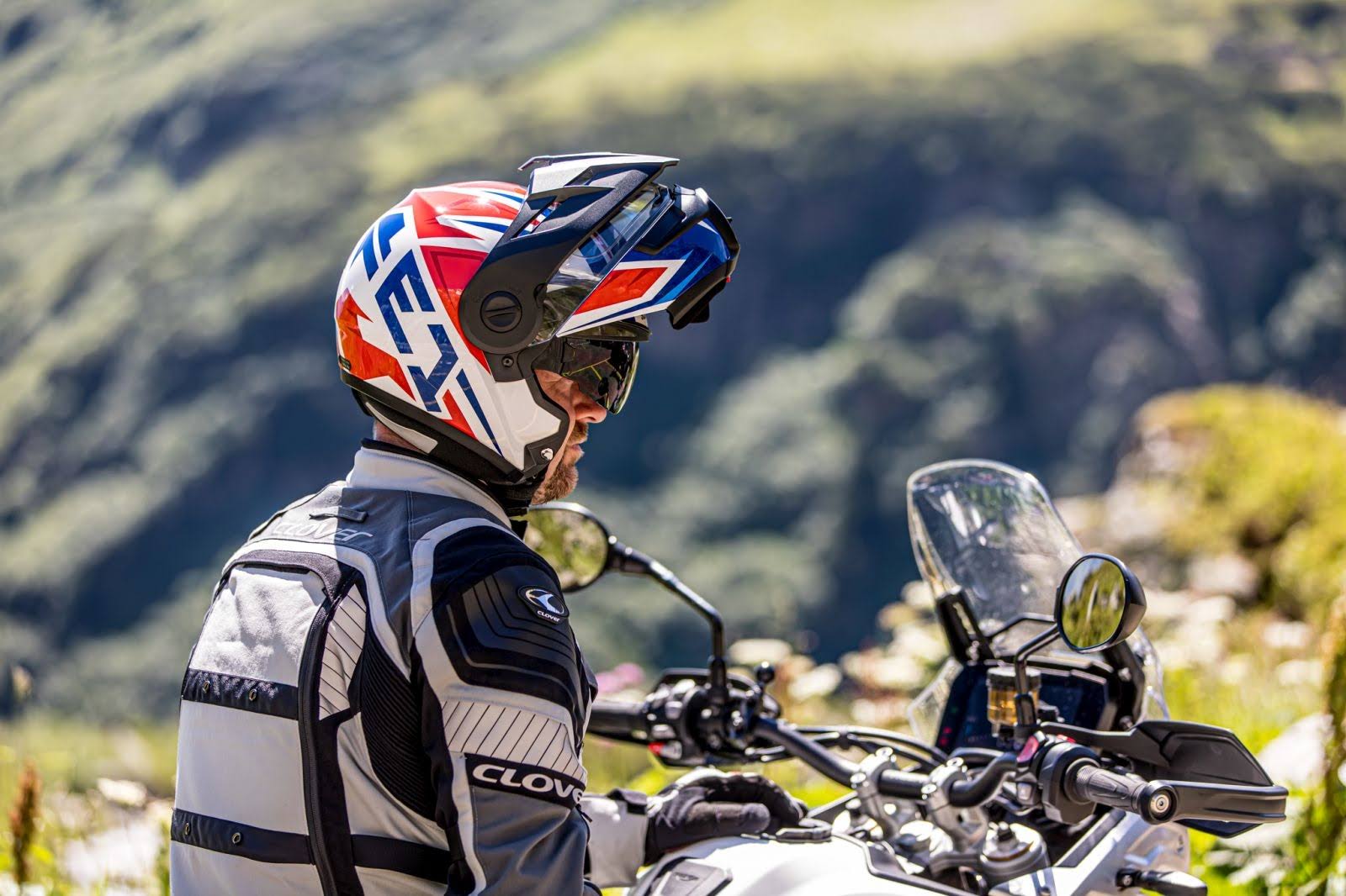 Les meilleurs casques de moto trail et adventure. Lequel choisir