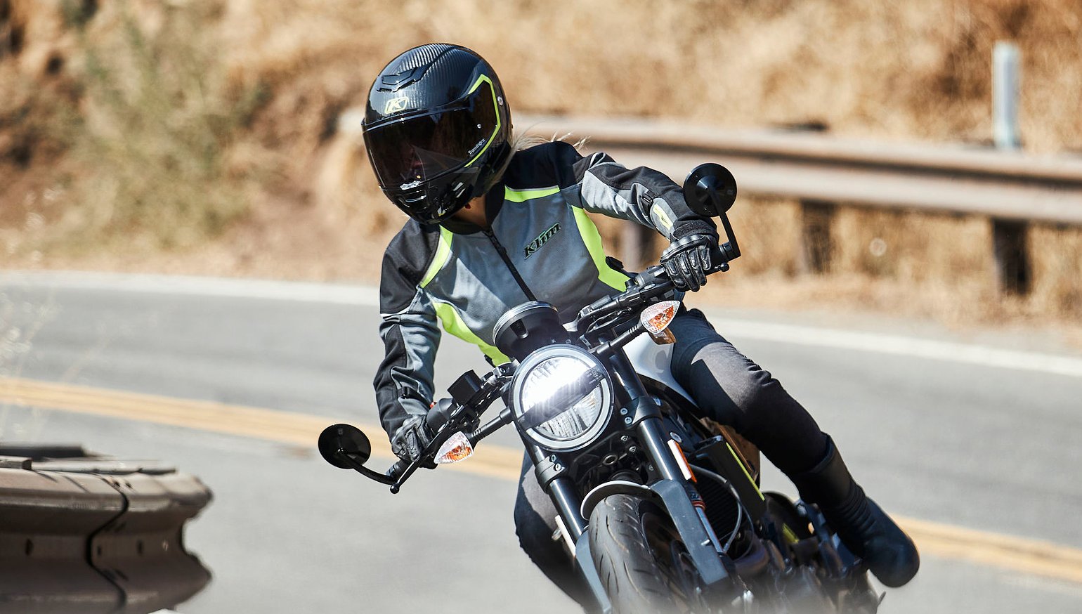 Motard circulant à moto et équipé d'un casque intégral