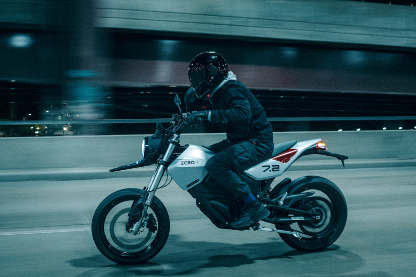 Motard roulant de nuit à moto