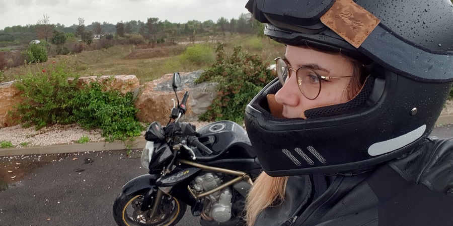 Motarde à lunette avec un casque intégral