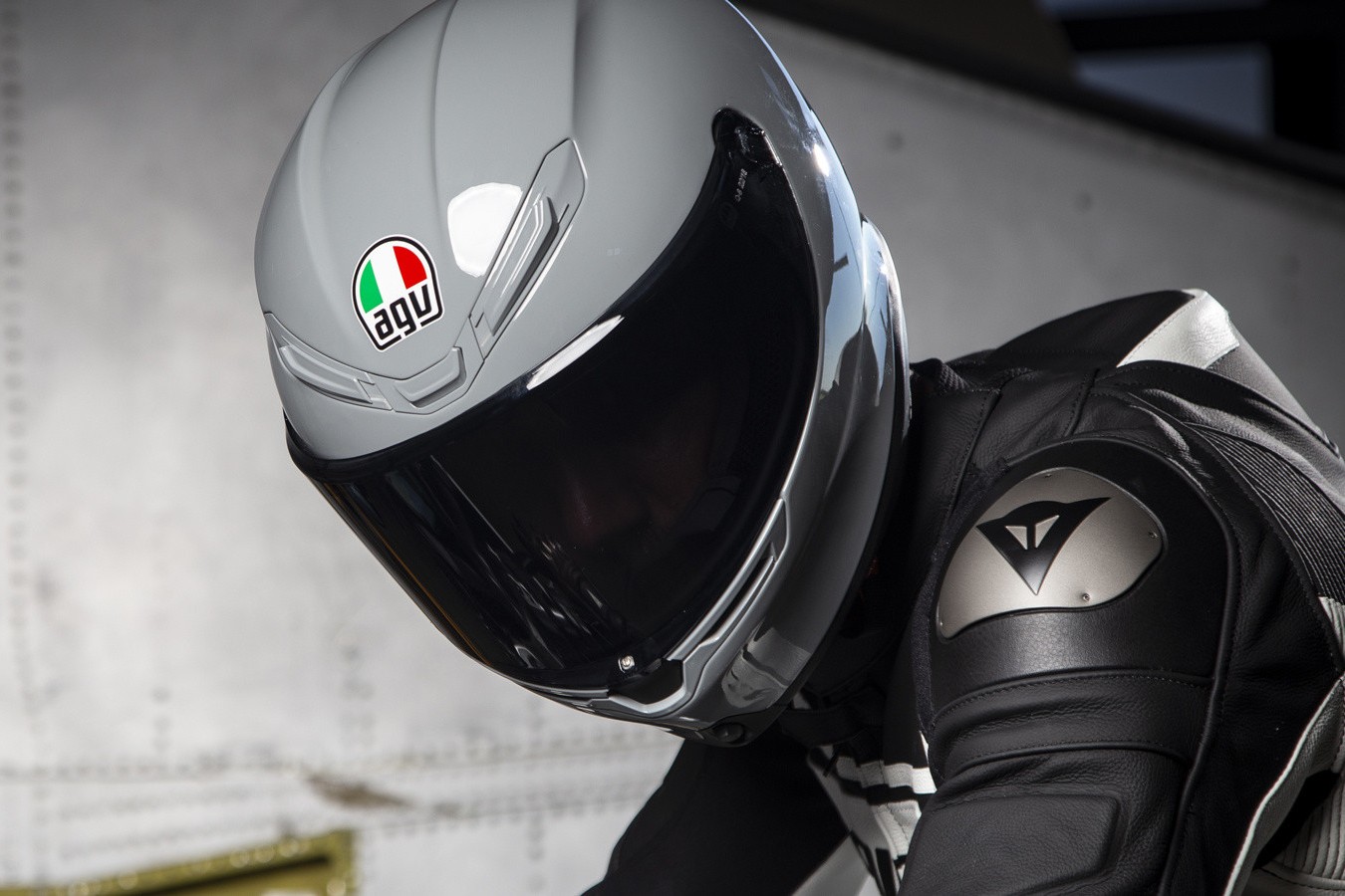 Casque moto racing AGV gris brillant