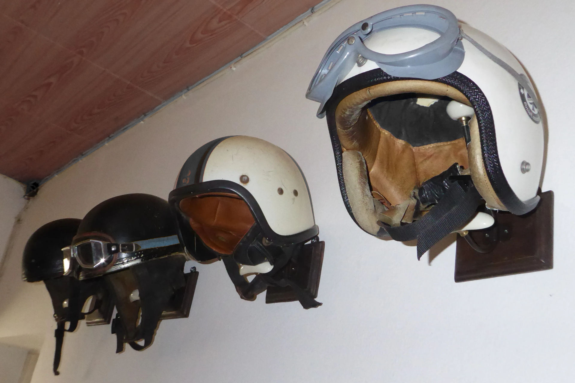 Casques moto accrochés à un muren déco