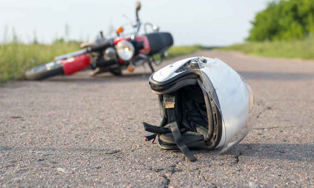 Casque moto ayant subi une chute, juste après l'accident moto