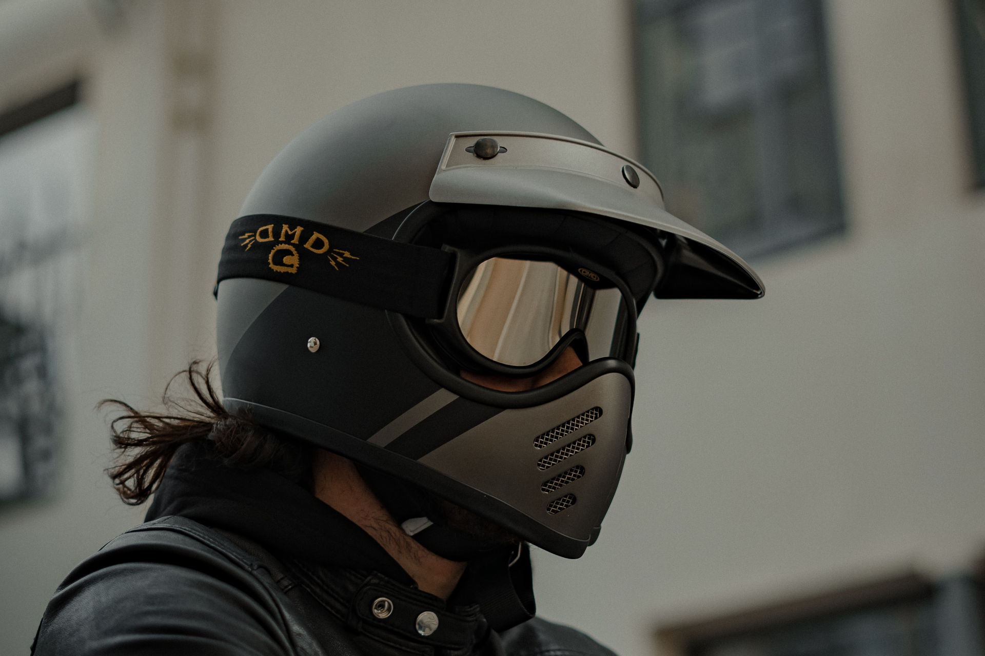 Motard portant un casque moto avec une visière