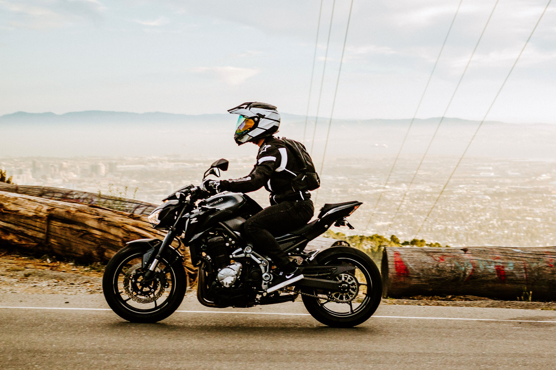 Motard circulant sur un moto roadtser Kawasaki portant un casque intégral type adventure