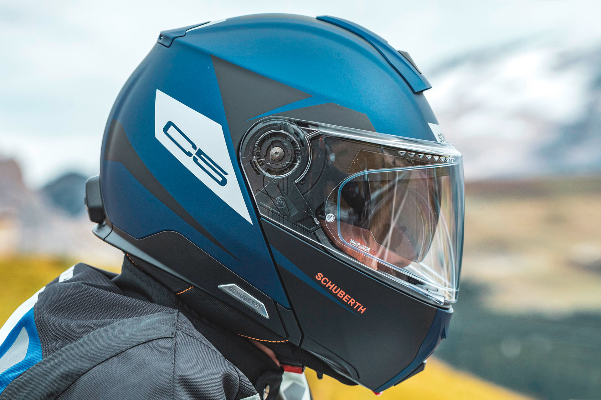 Comment attacher correctement un casque de moto