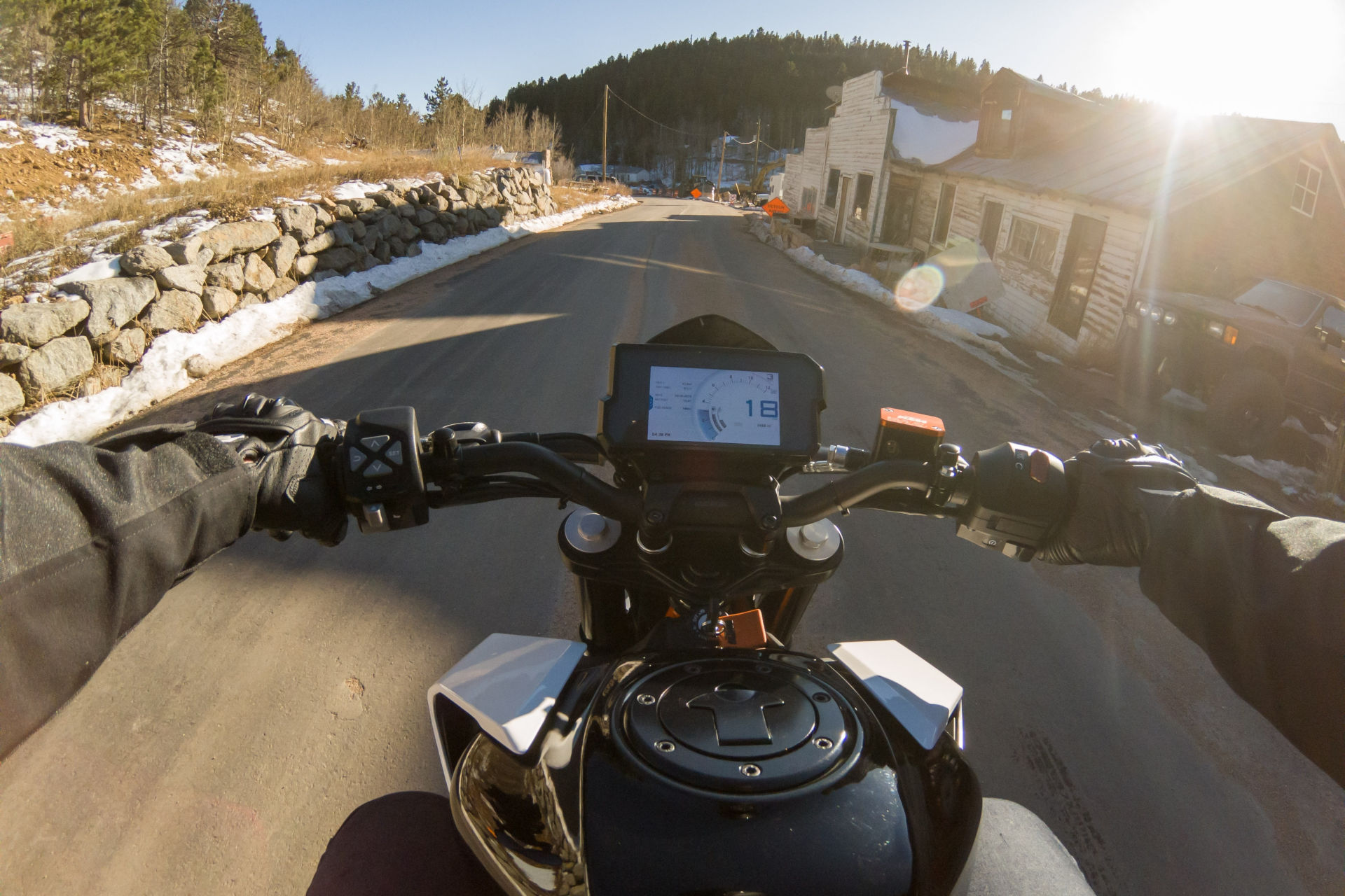 Motard circulant en KTM, vue depuis la GoPro fixée sur son casque