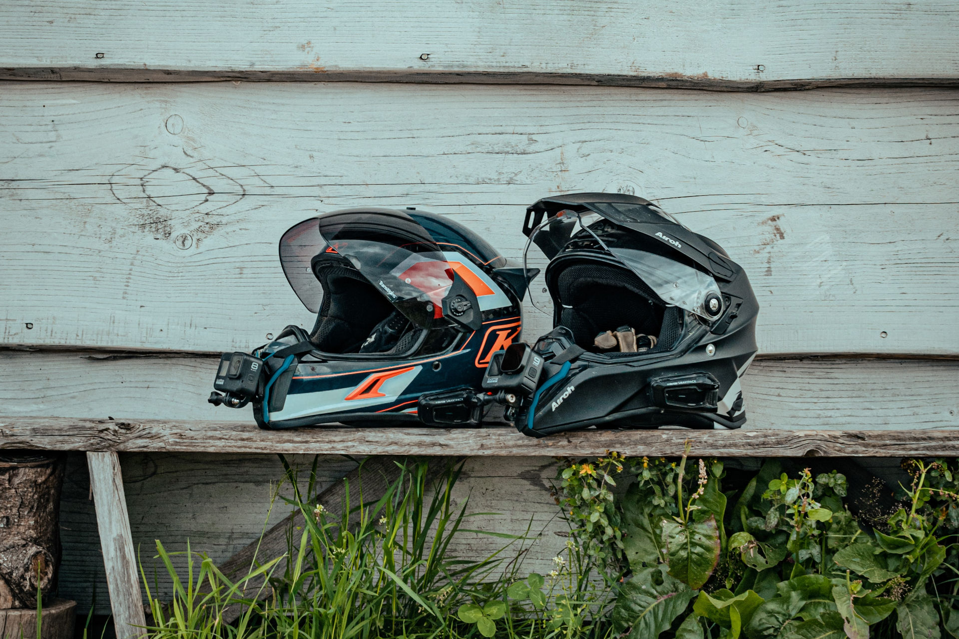 Deux casque adventure équipés de caméra GoPro fixées sur la mentonnière