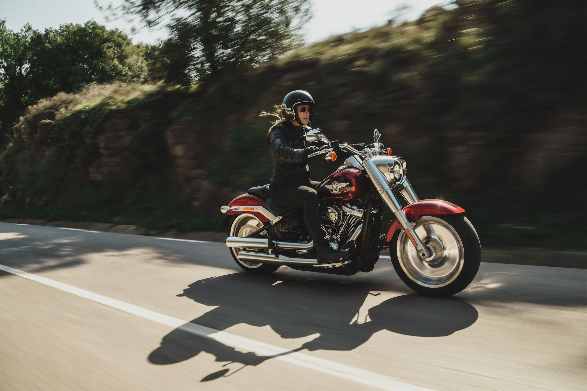 Motarde en Harley Davidson portant un casque jet