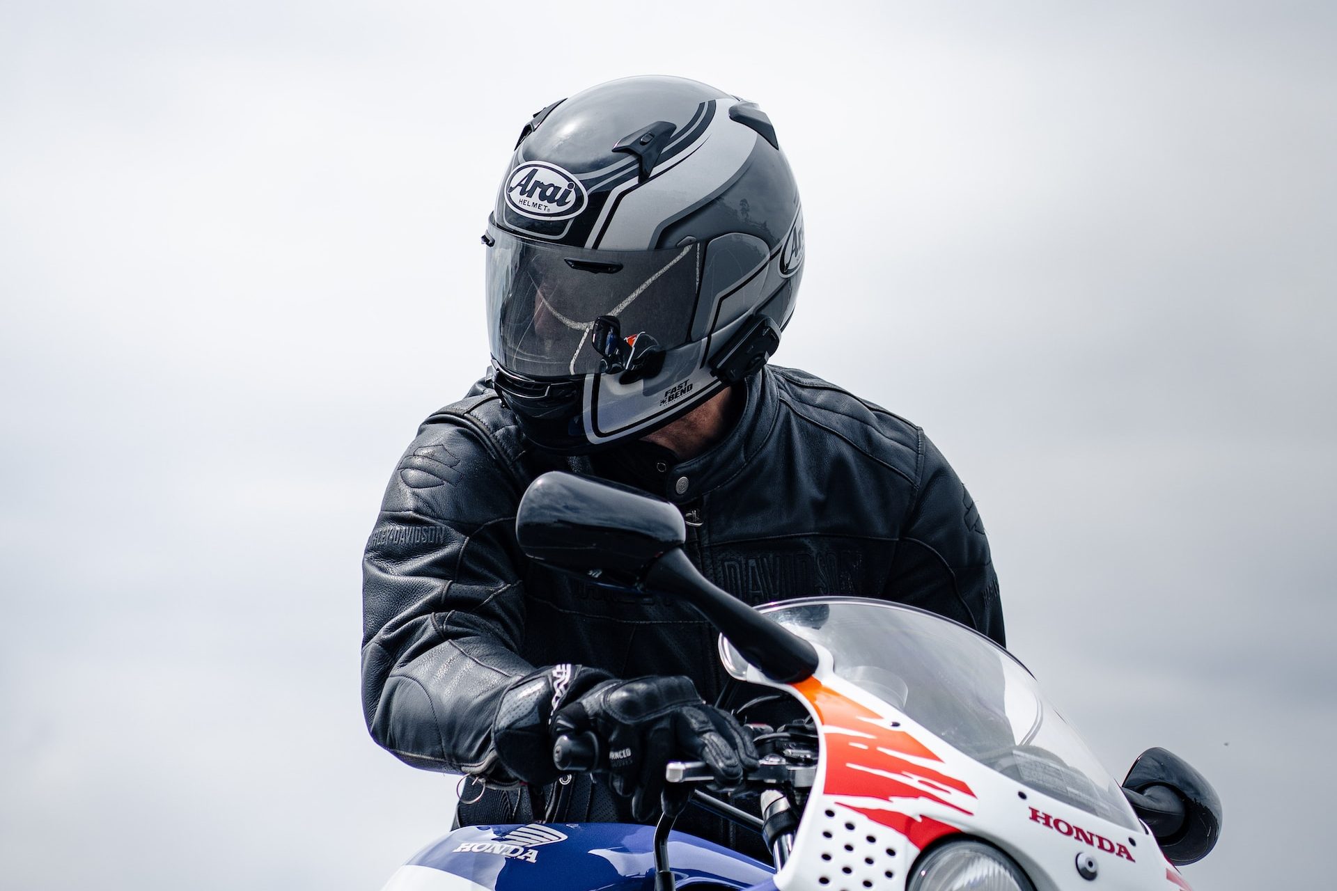 Comment savoir si mon casque moto est homologué ? - #RoadbookScooteo