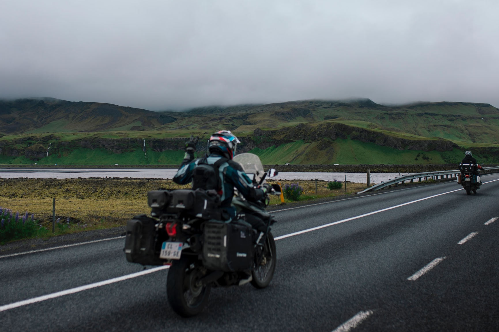 Voyageur à moto en route pour le cap Nord