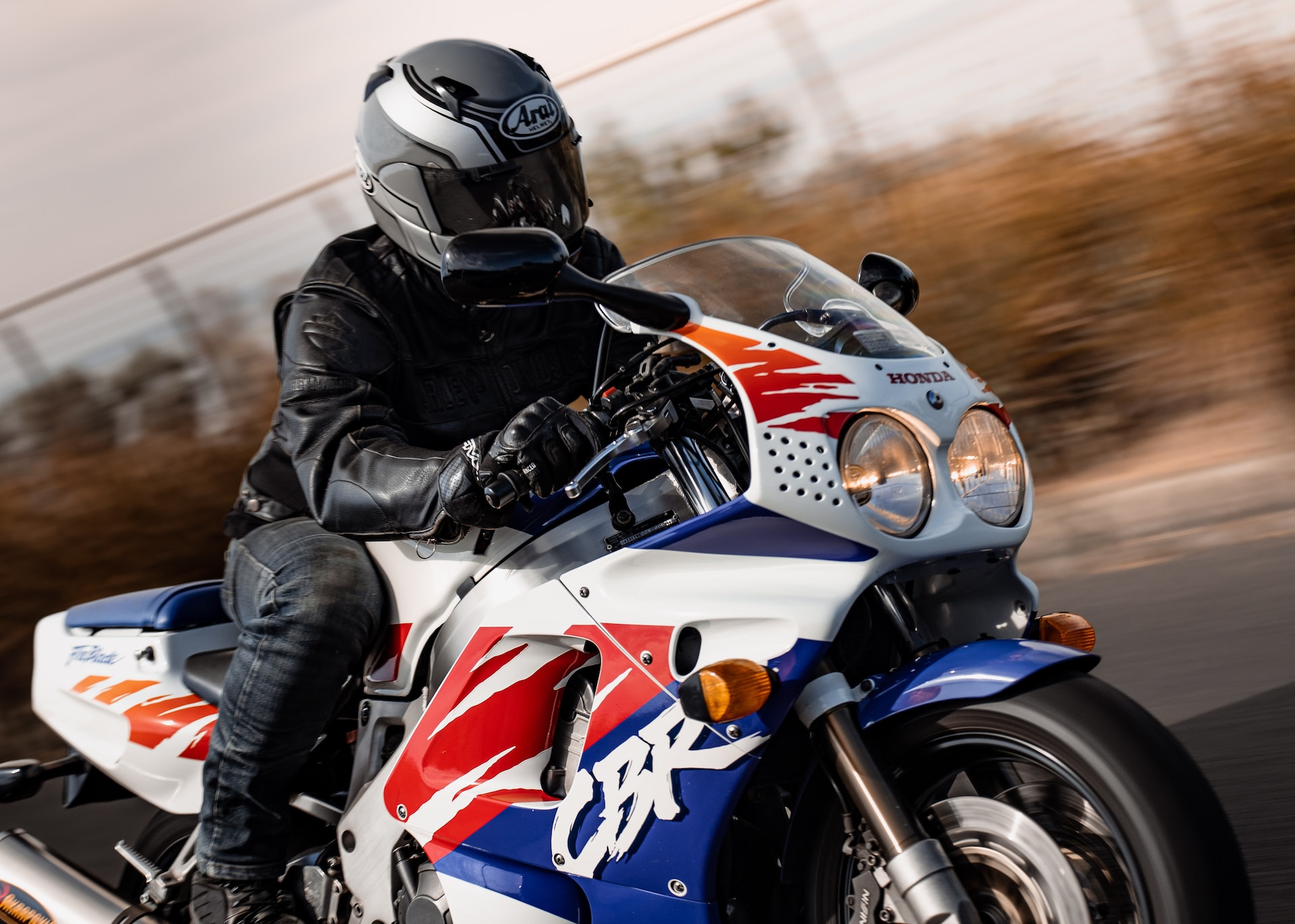 Motard portant un casque Arai pilotant une Honda CBR Fireblade